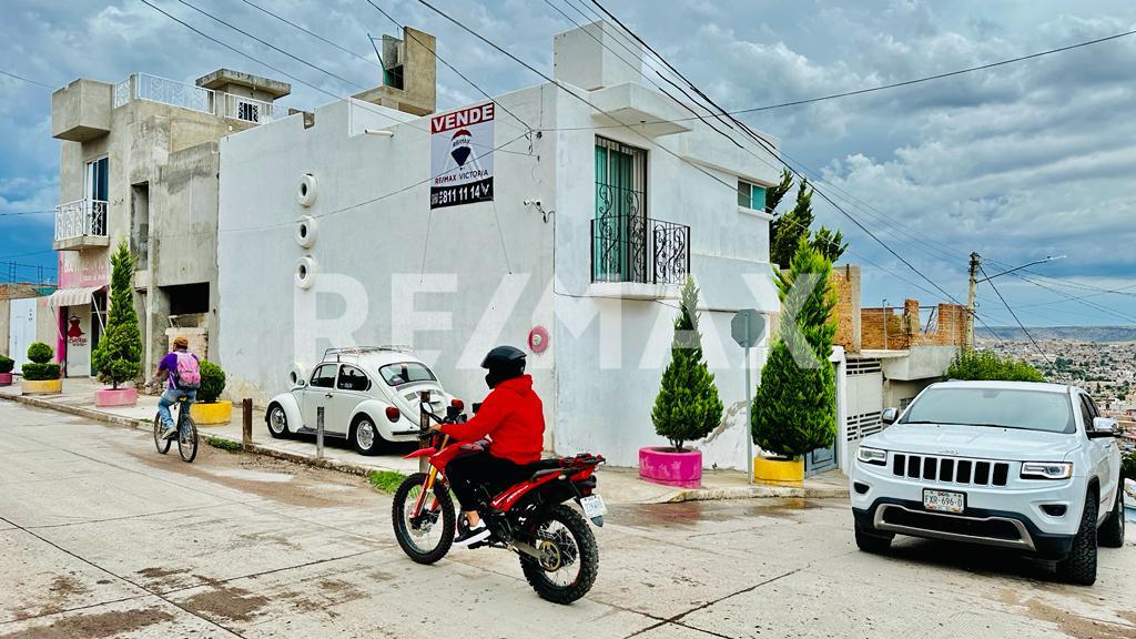 Casa en Venta avenida Comercial RE/MAX VICTORIA