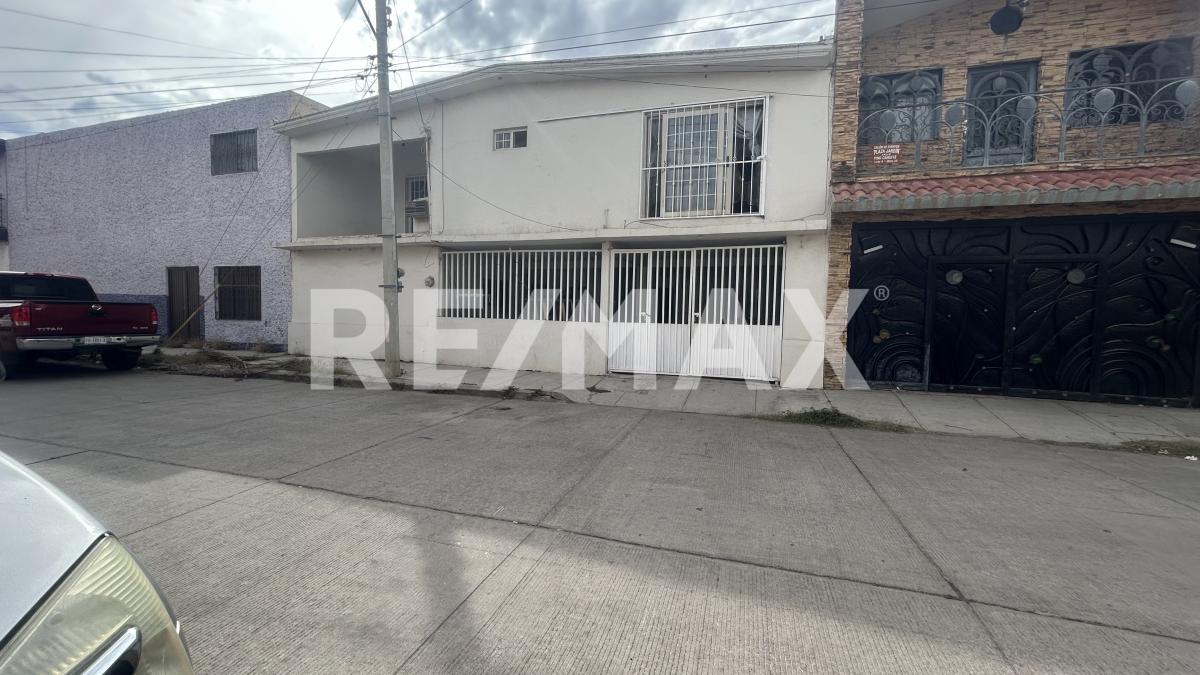 Casa en venta con recamara en planta baja Colonia Los Sauces RE/MAX